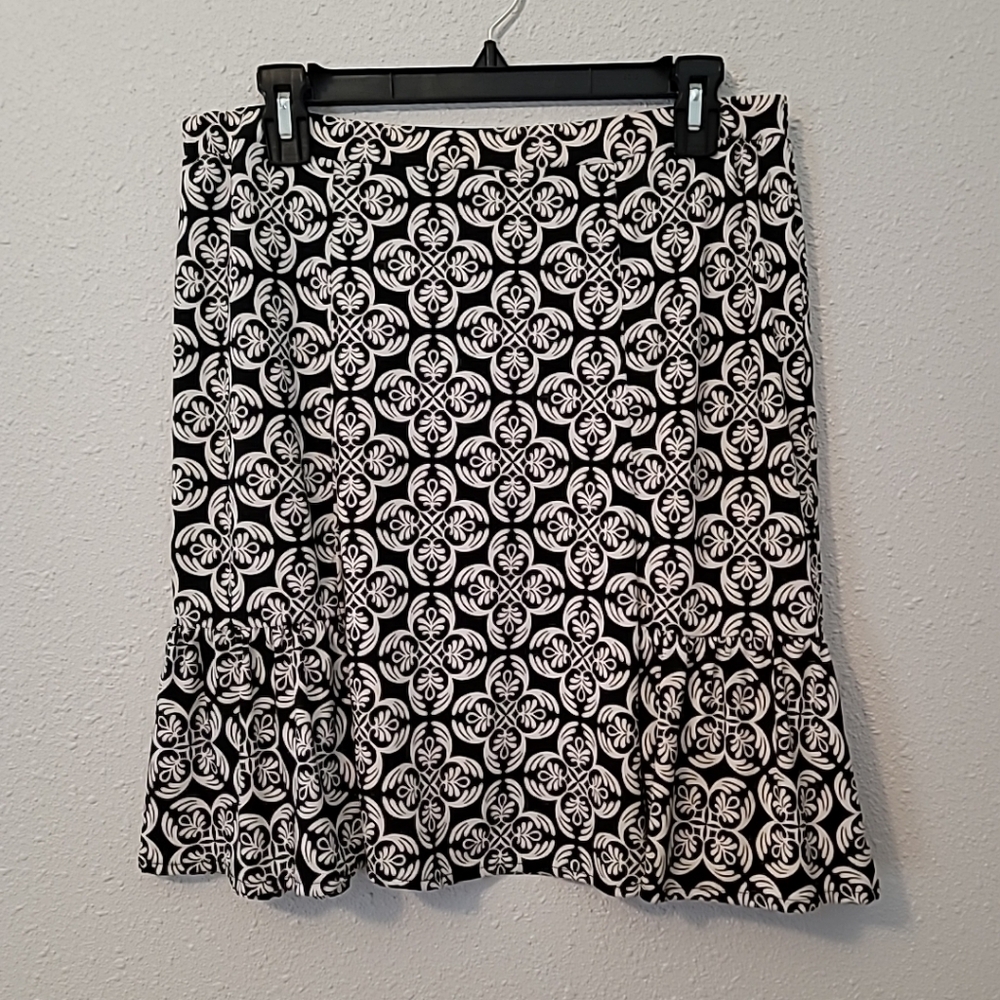 White House Black Market Flouncy Liquid Pull-On On Ladies Skirt Size M 28" Waist